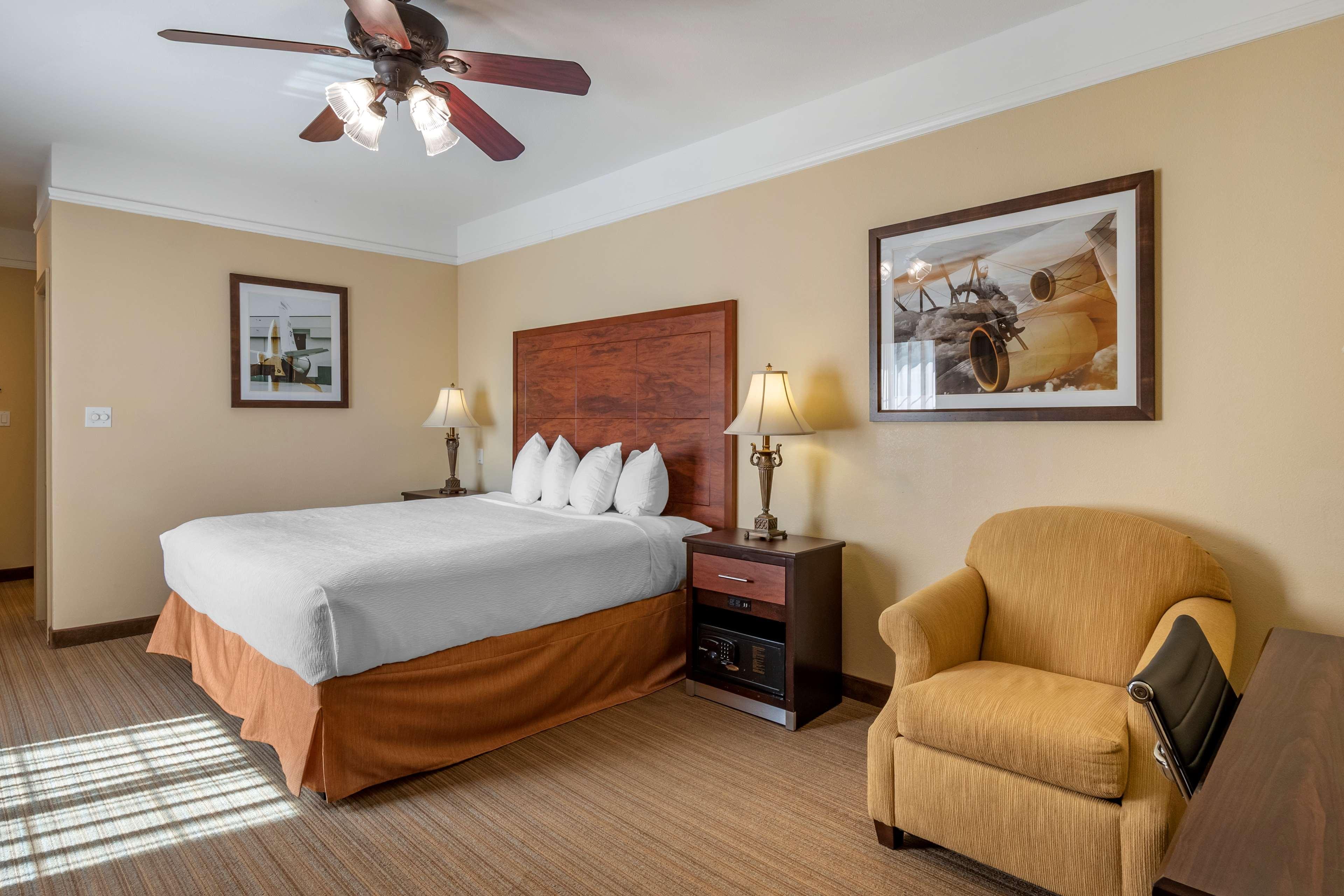 Best Western Plus Monica Royale Inn & Suites Грийнвил Екстериор снимка