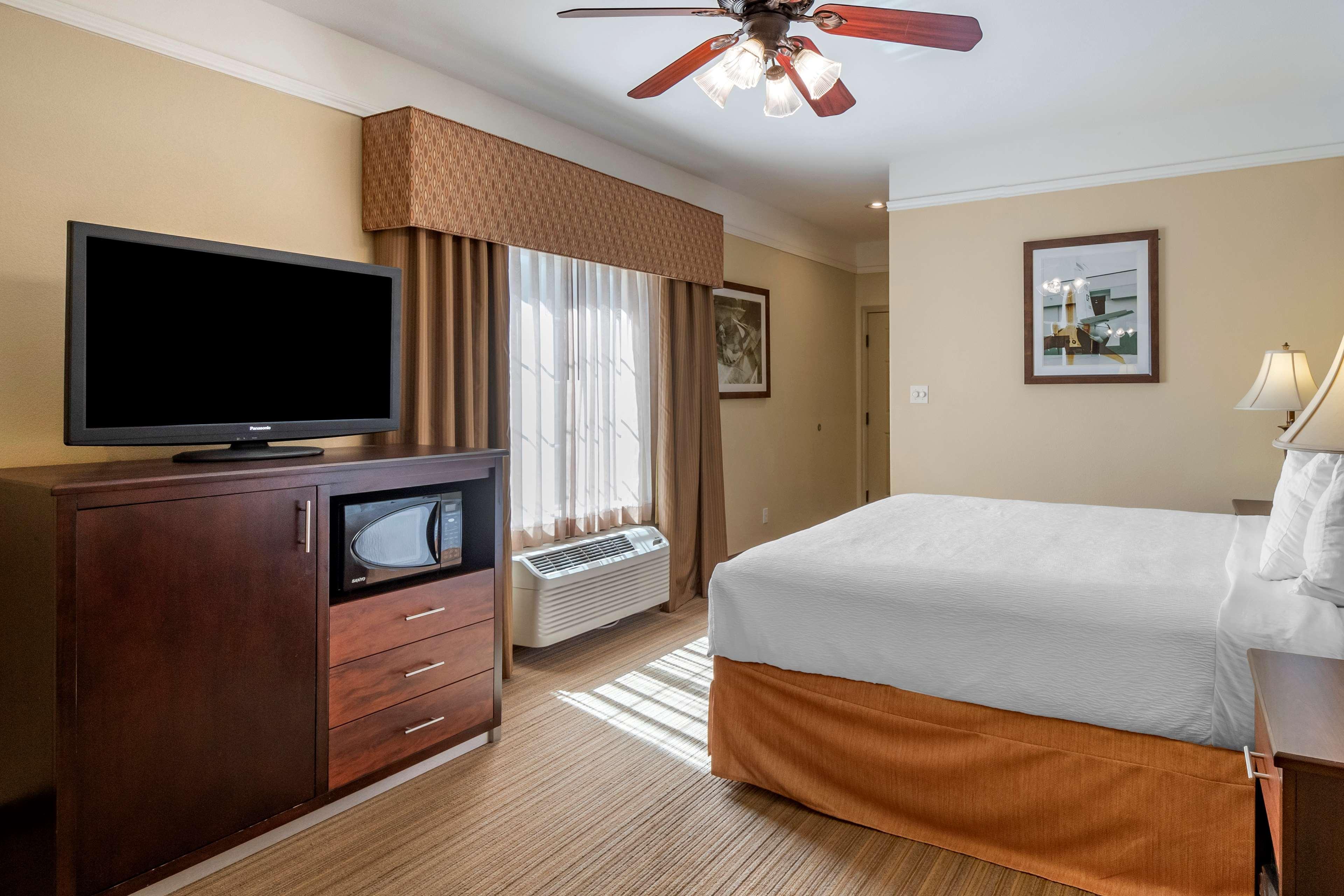 Best Western Plus Monica Royale Inn & Suites Грийнвил Екстериор снимка