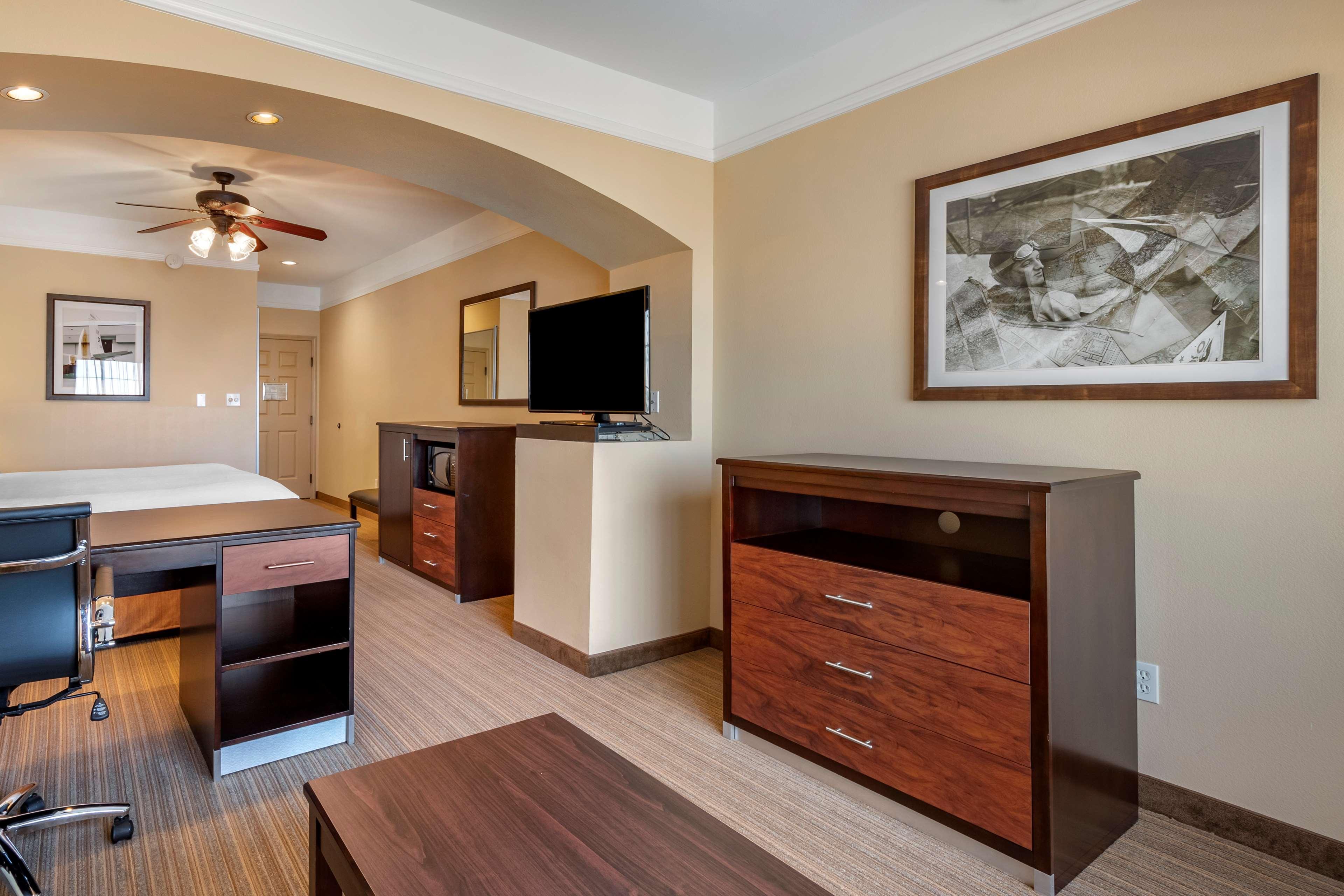 Best Western Plus Monica Royale Inn & Suites Грийнвил Екстериор снимка