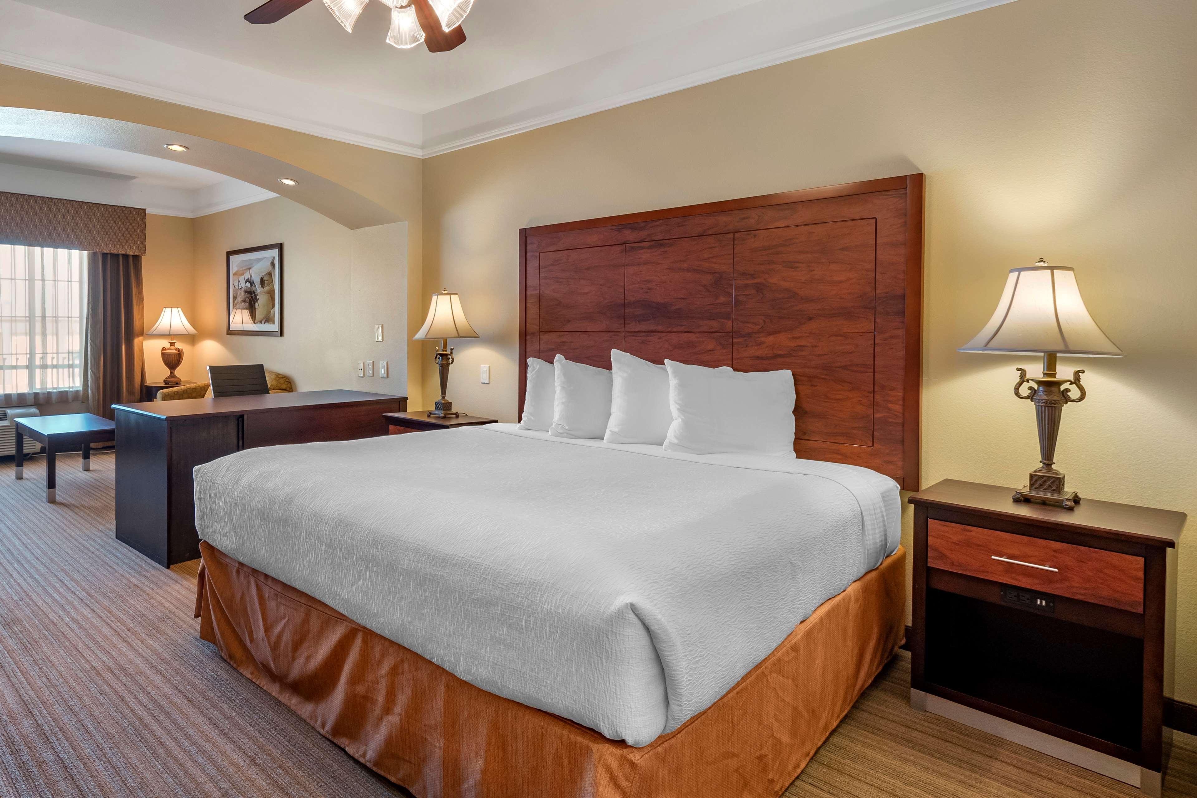 Best Western Plus Monica Royale Inn & Suites Грийнвил Екстериор снимка