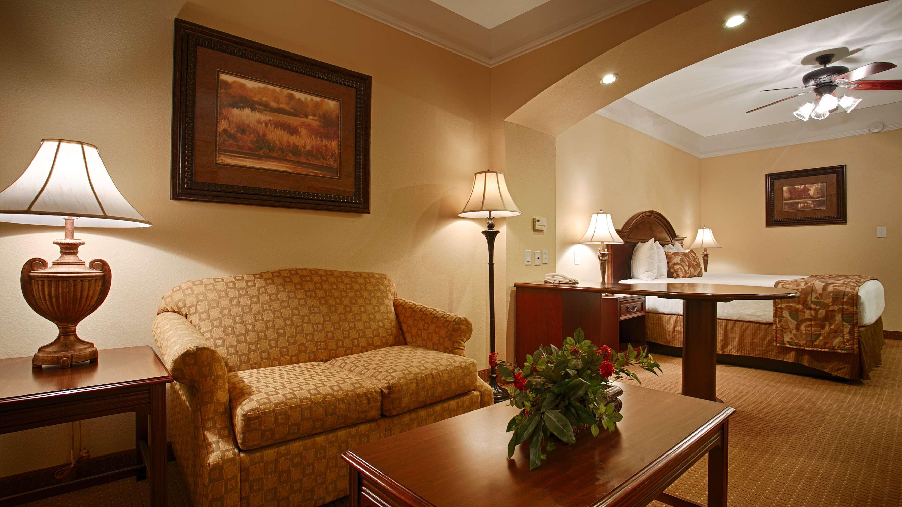 Best Western Plus Monica Royale Inn & Suites Грийнвил Екстериор снимка