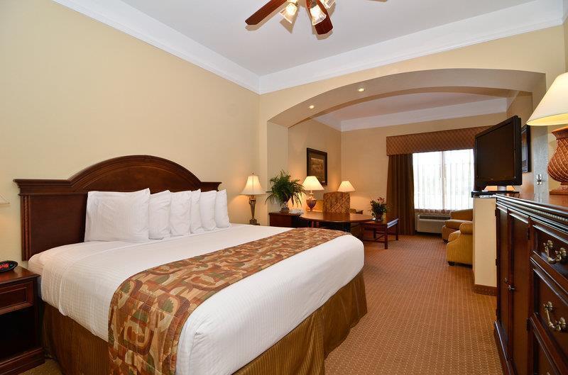 Best Western Plus Monica Royale Inn & Suites Грийнвил Екстериор снимка