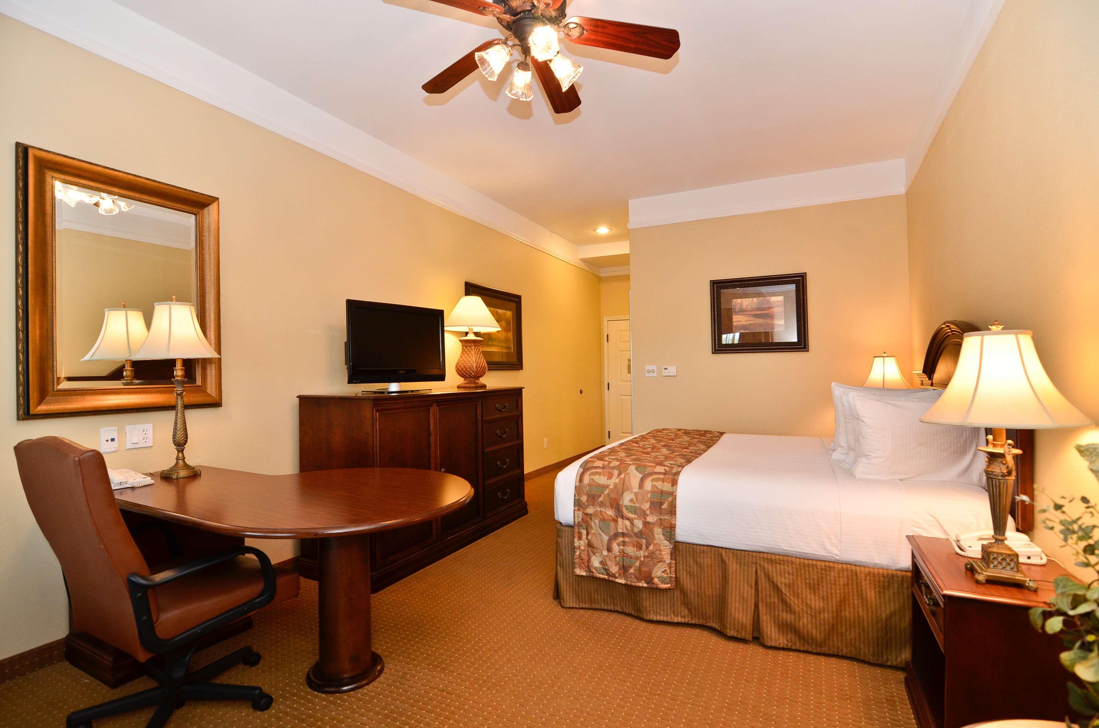 Best Western Plus Monica Royale Inn & Suites Грийнвил Екстериор снимка