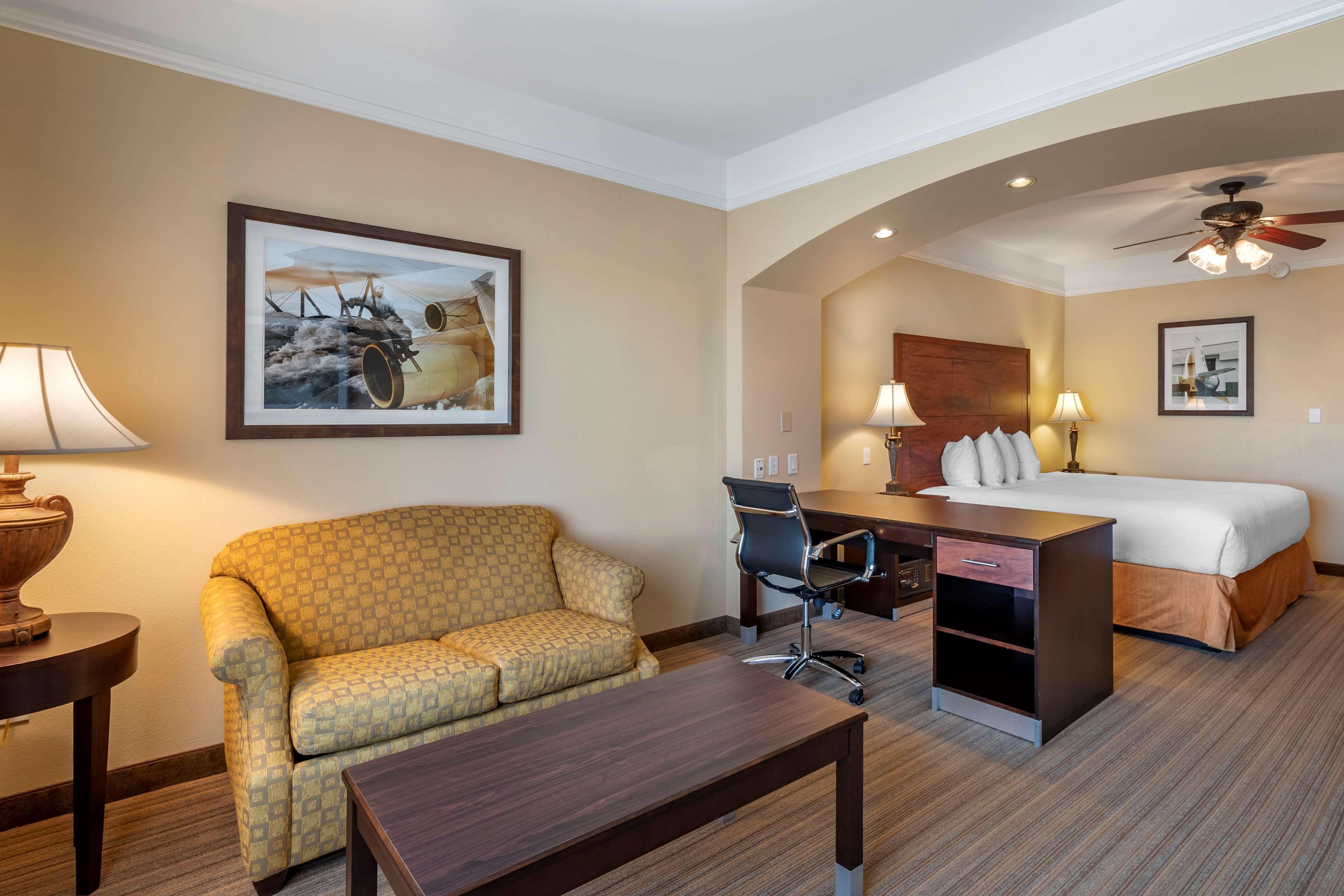 Best Western Plus Monica Royale Inn & Suites Грийнвил Екстериор снимка