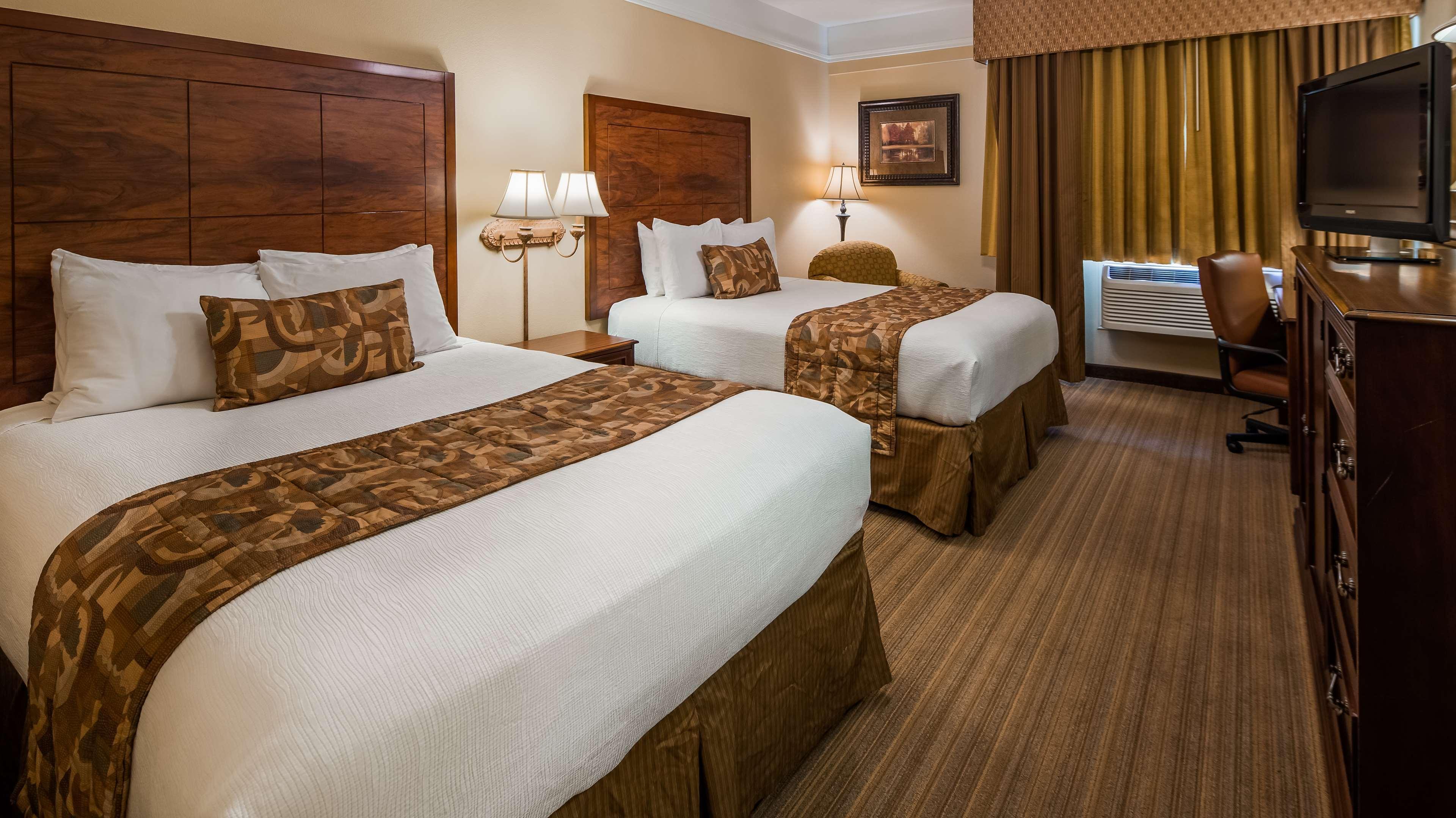 Best Western Plus Monica Royale Inn & Suites Грийнвил Екстериор снимка