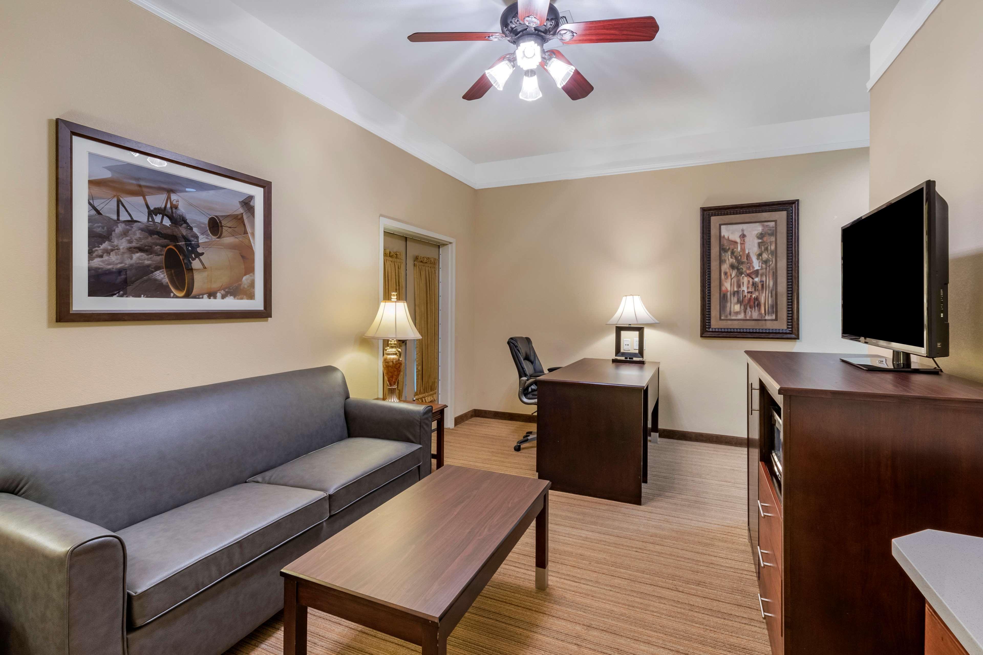 Best Western Plus Monica Royale Inn & Suites Грийнвил Екстериор снимка