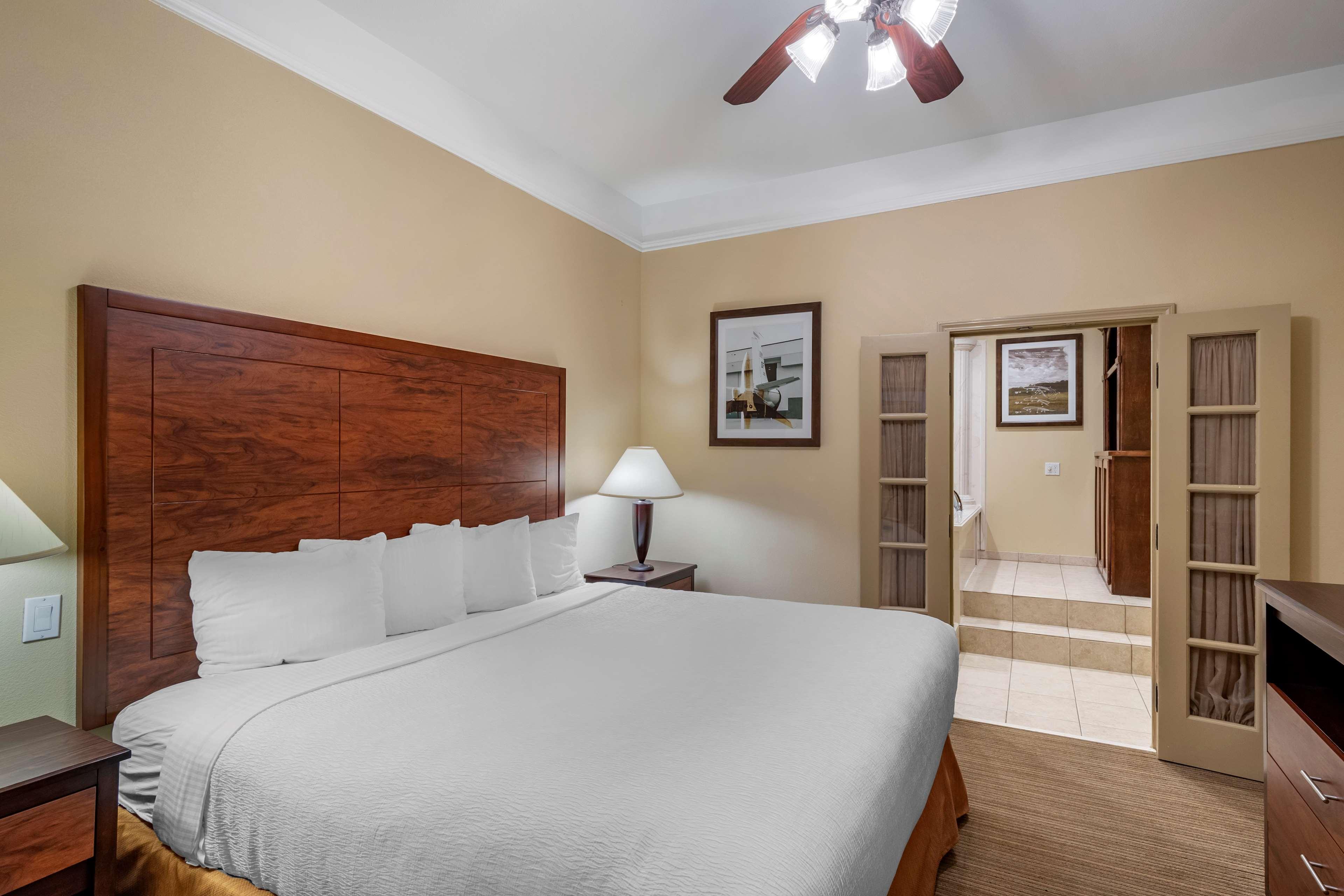 Best Western Plus Monica Royale Inn & Suites Грийнвил Екстериор снимка