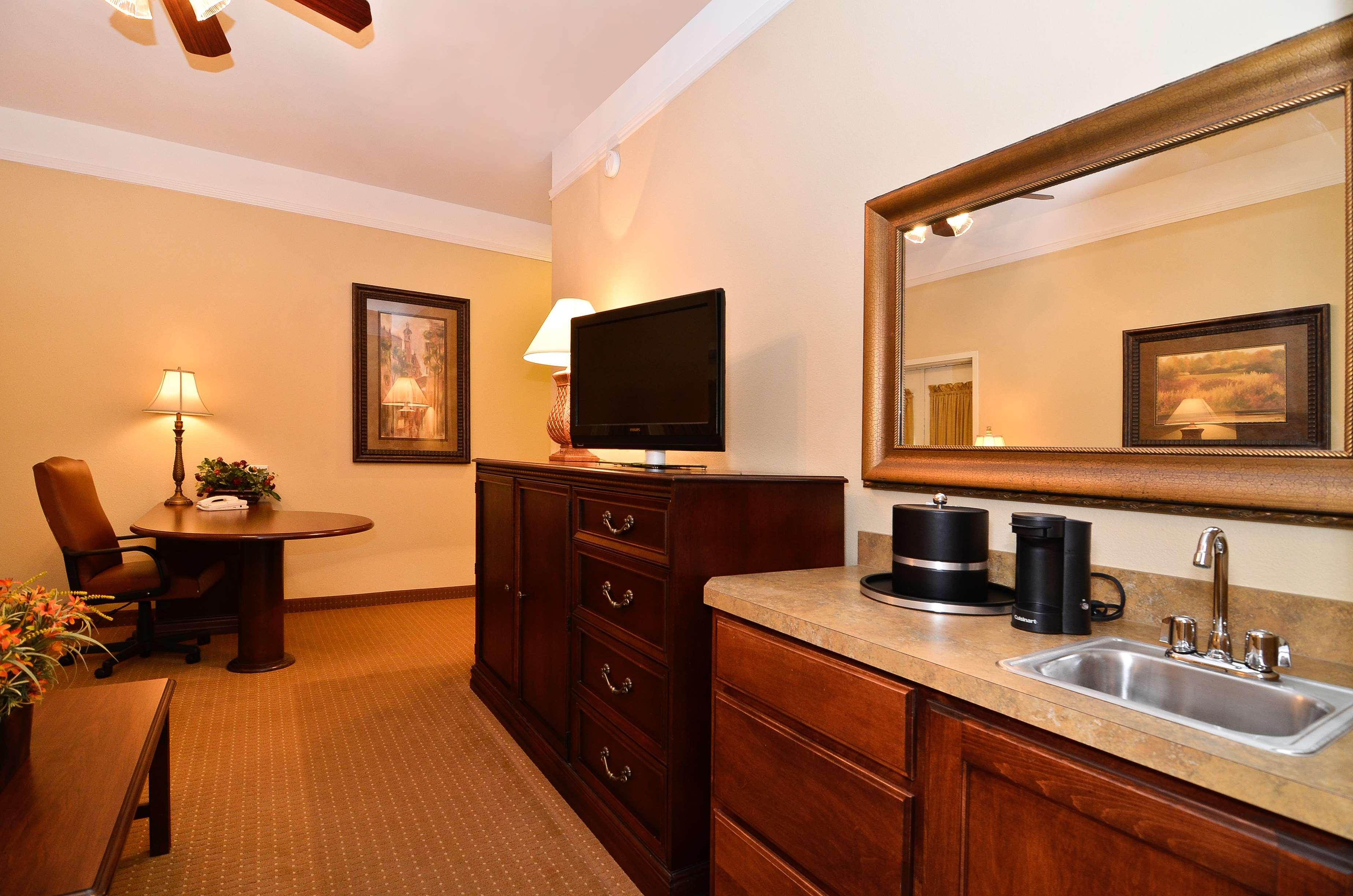 Best Western Plus Monica Royale Inn & Suites Грийнвил Екстериор снимка