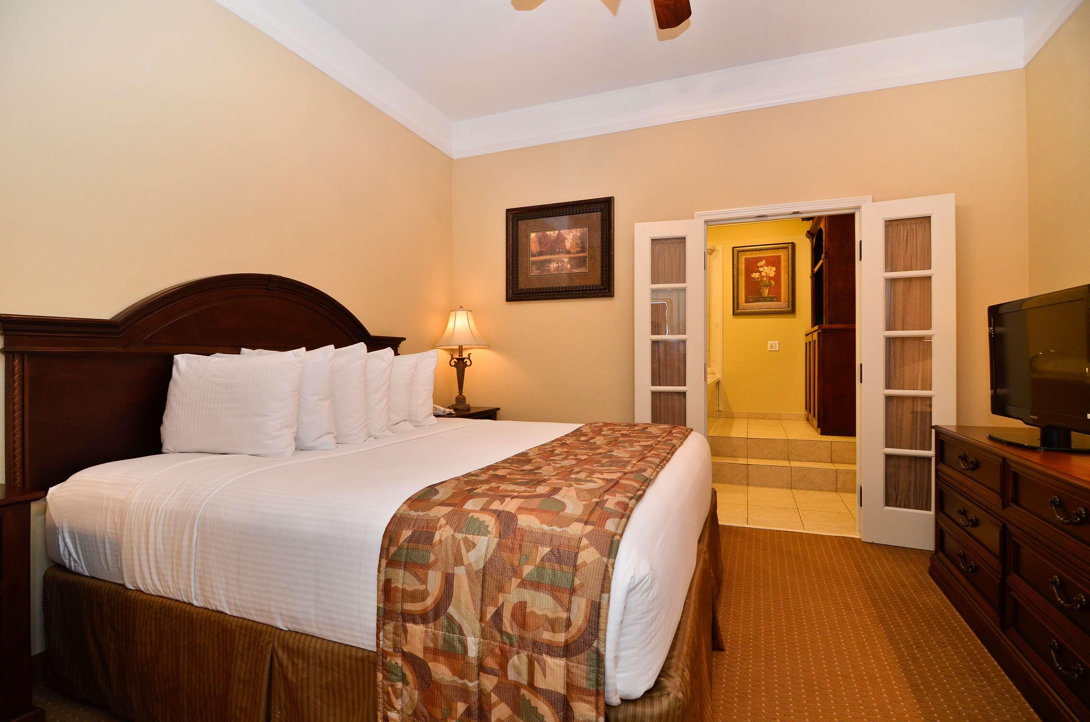Best Western Plus Monica Royale Inn & Suites Грийнвил Екстериор снимка