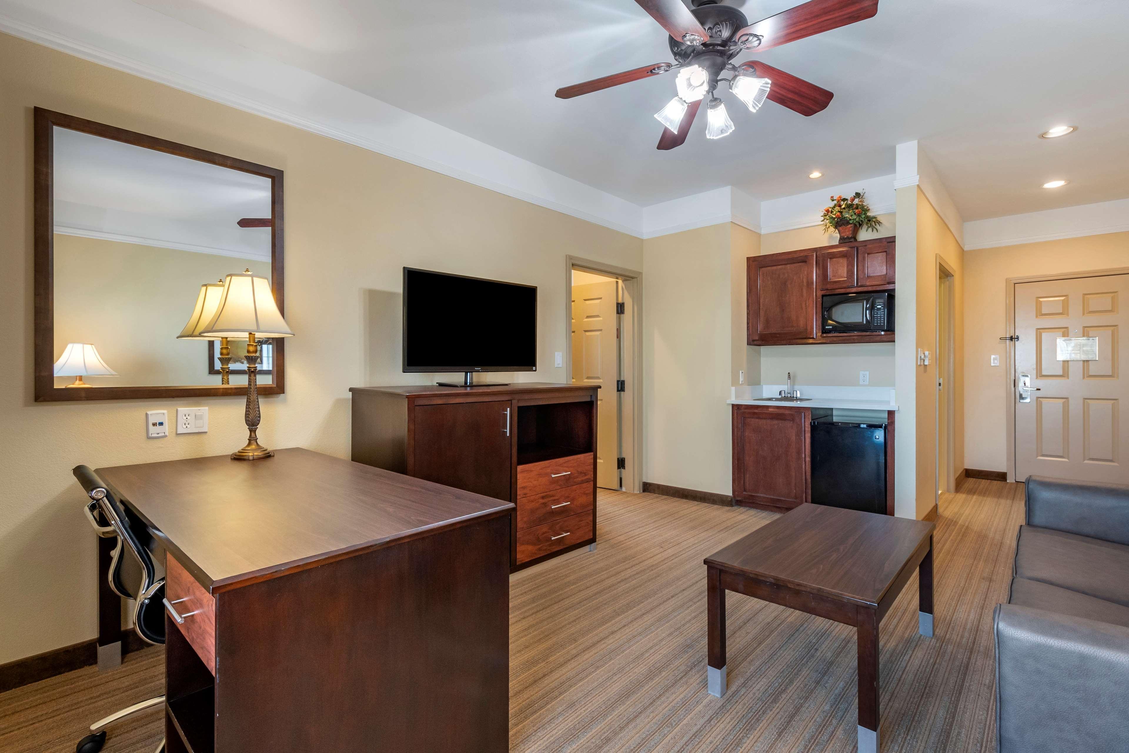 Best Western Plus Monica Royale Inn & Suites Грийнвил Екстериор снимка