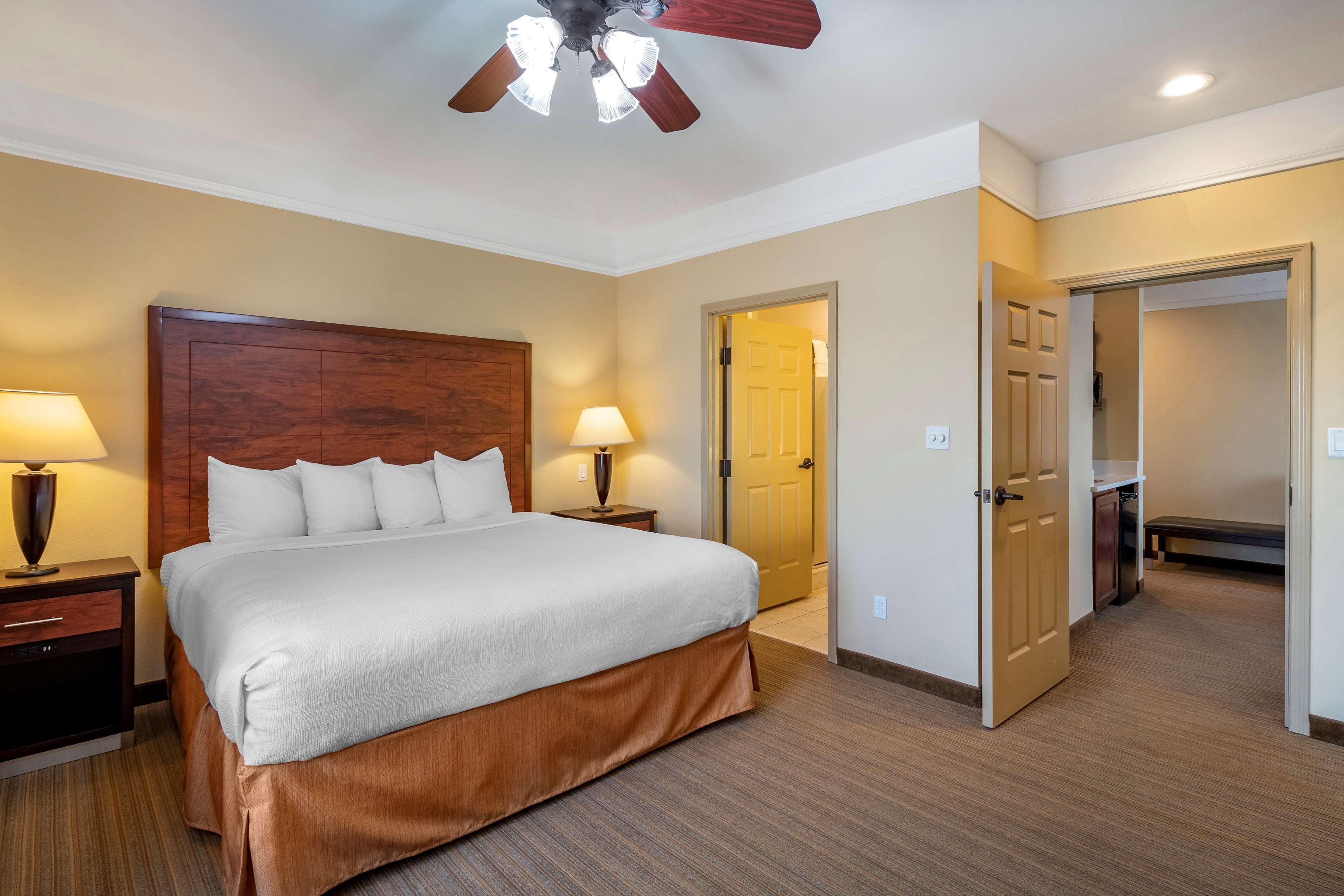 Best Western Plus Monica Royale Inn & Suites Грийнвил Екстериор снимка
