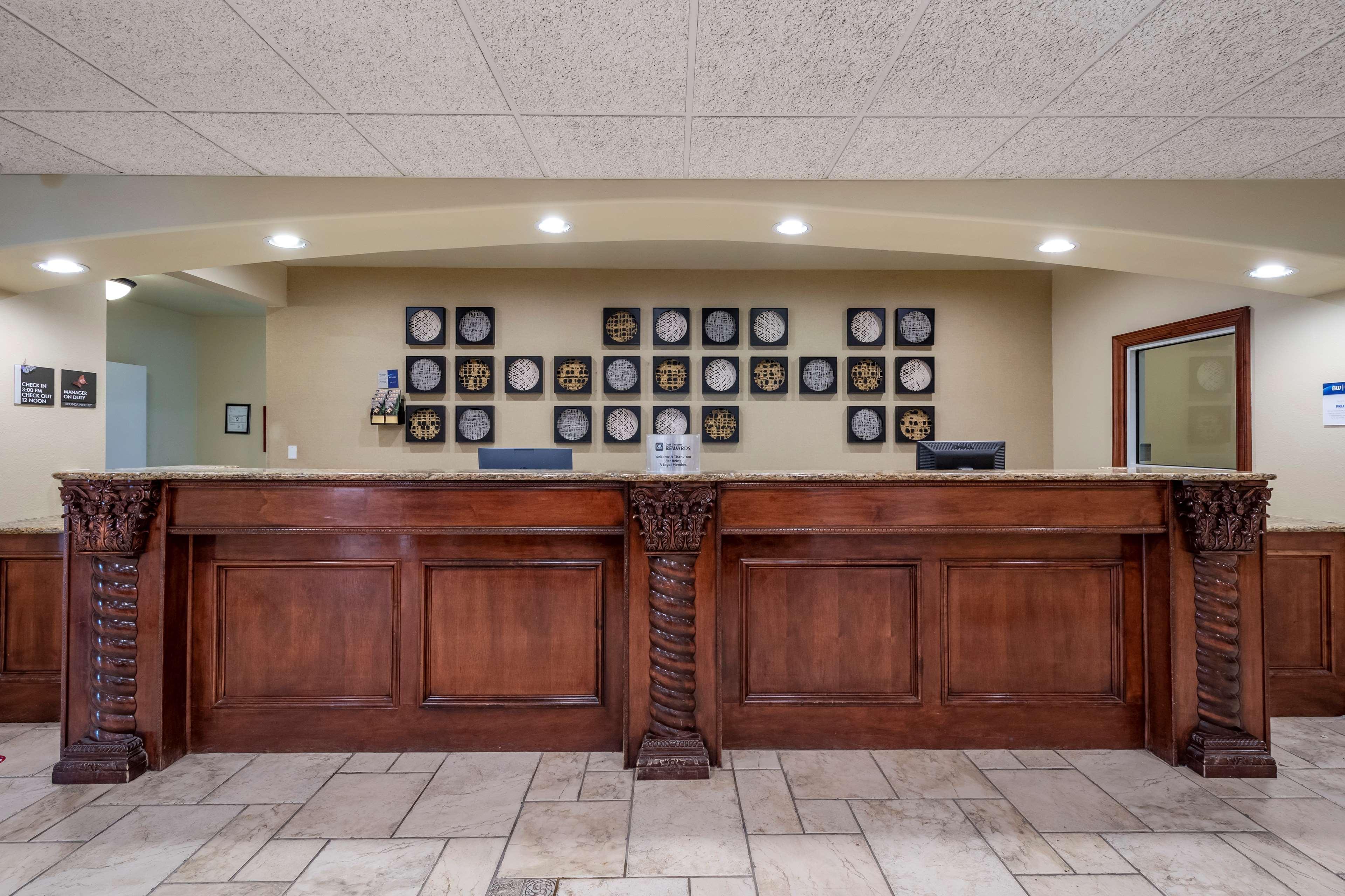 Best Western Plus Monica Royale Inn & Suites Грийнвил Екстериор снимка