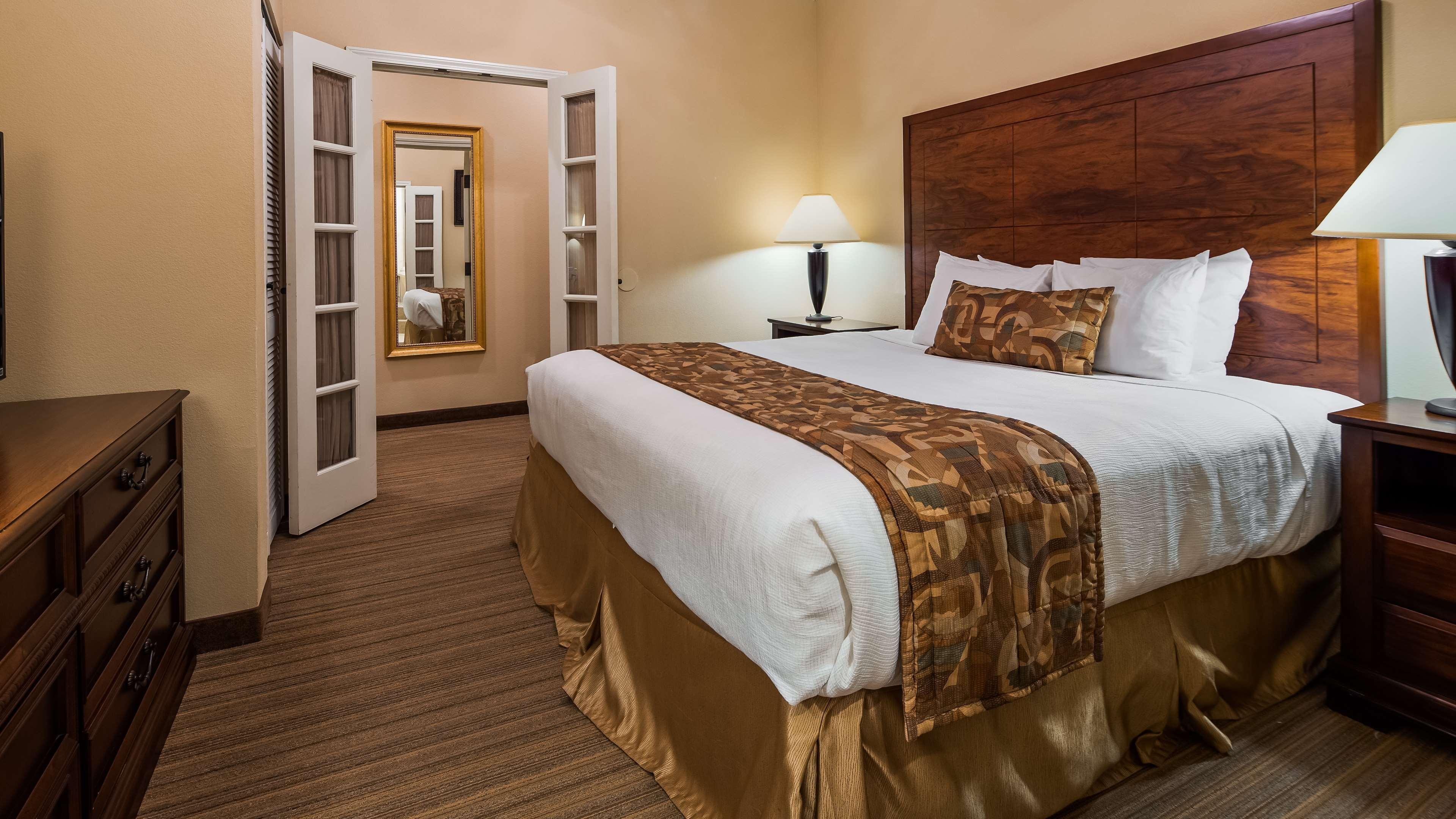 Best Western Plus Monica Royale Inn & Suites Грийнвил Екстериор снимка