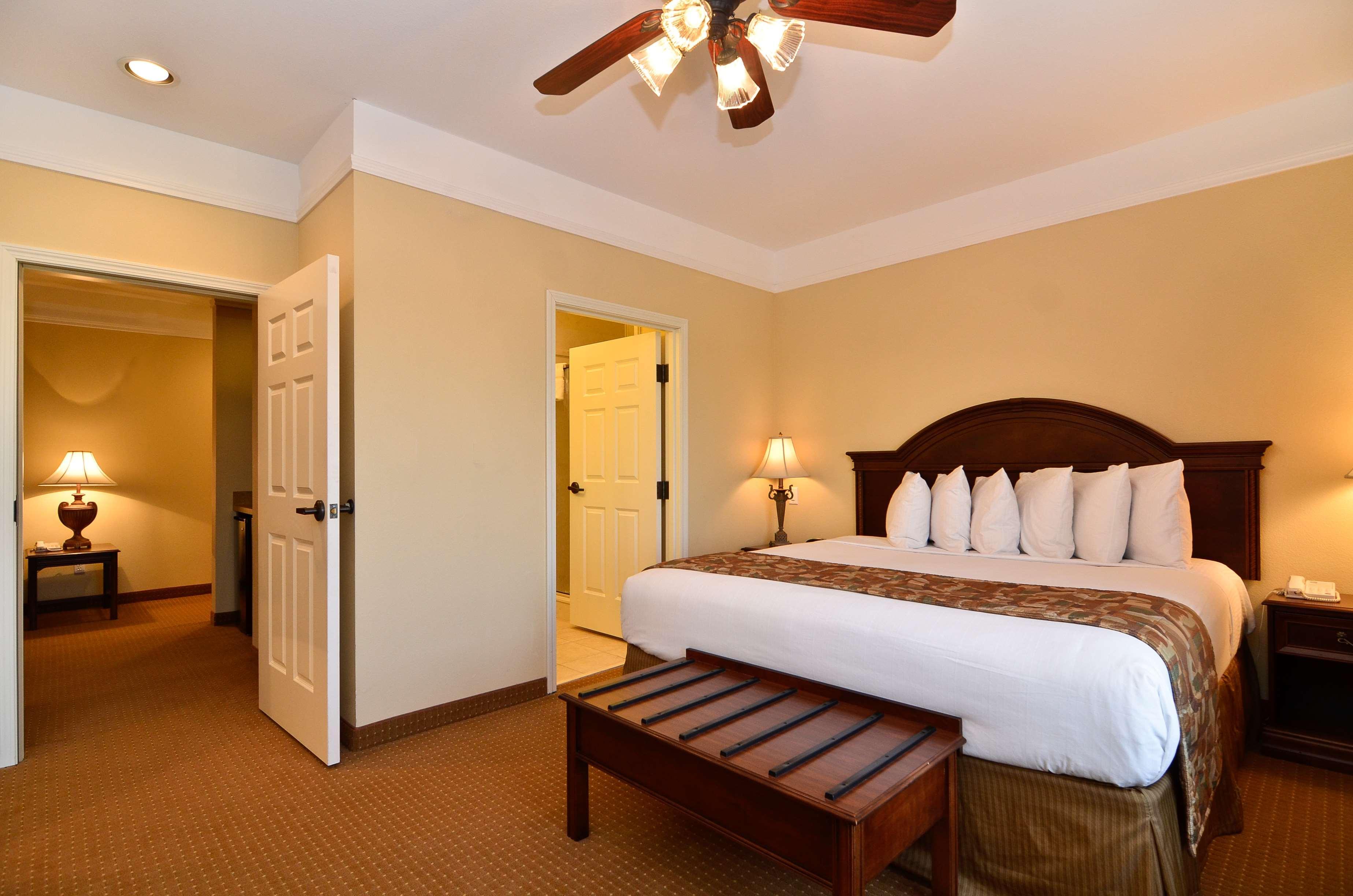 Best Western Plus Monica Royale Inn & Suites Грийнвил Екстериор снимка