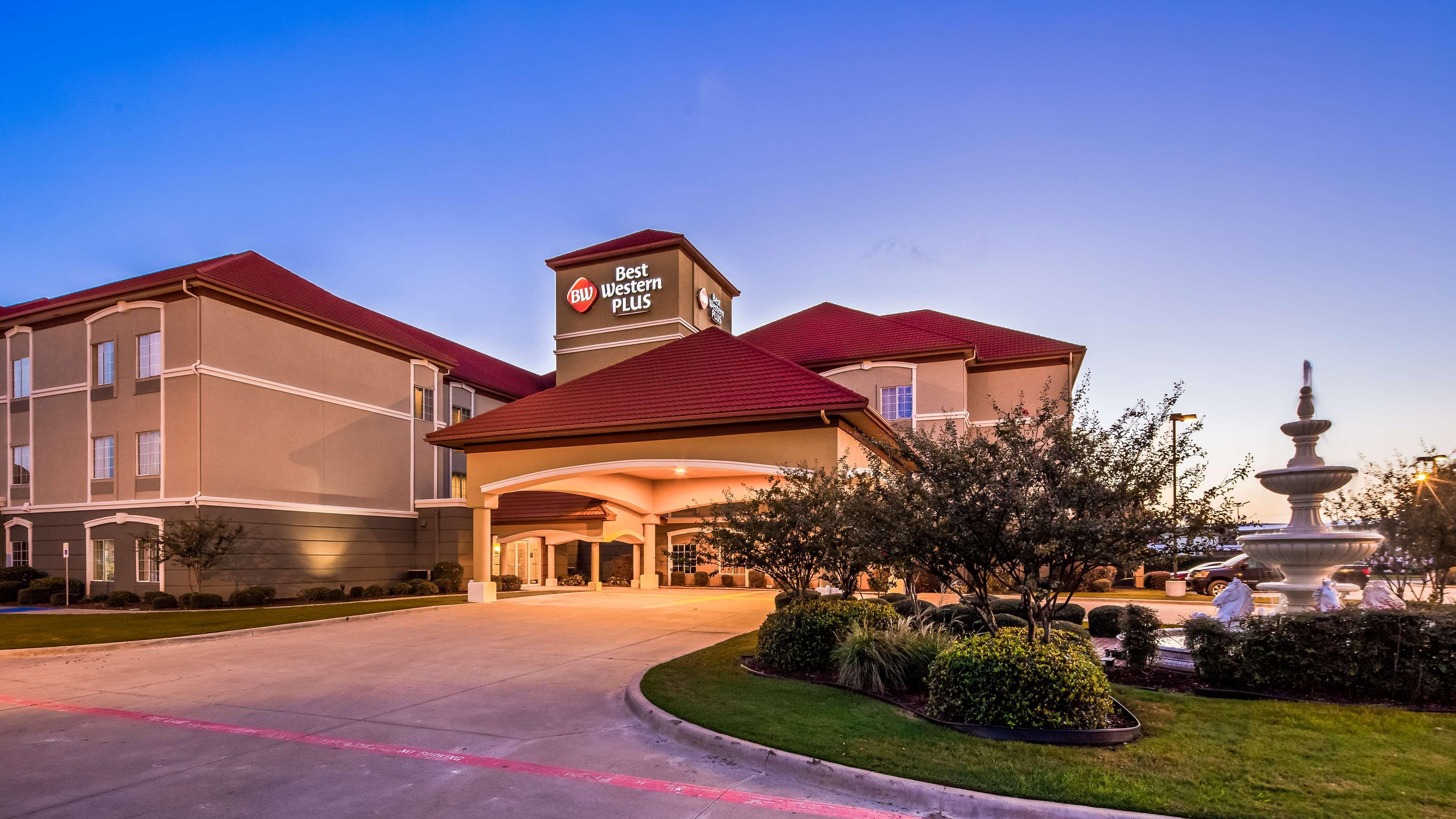 Best Western Plus Monica Royale Inn & Suites Грийнвил Екстериор снимка