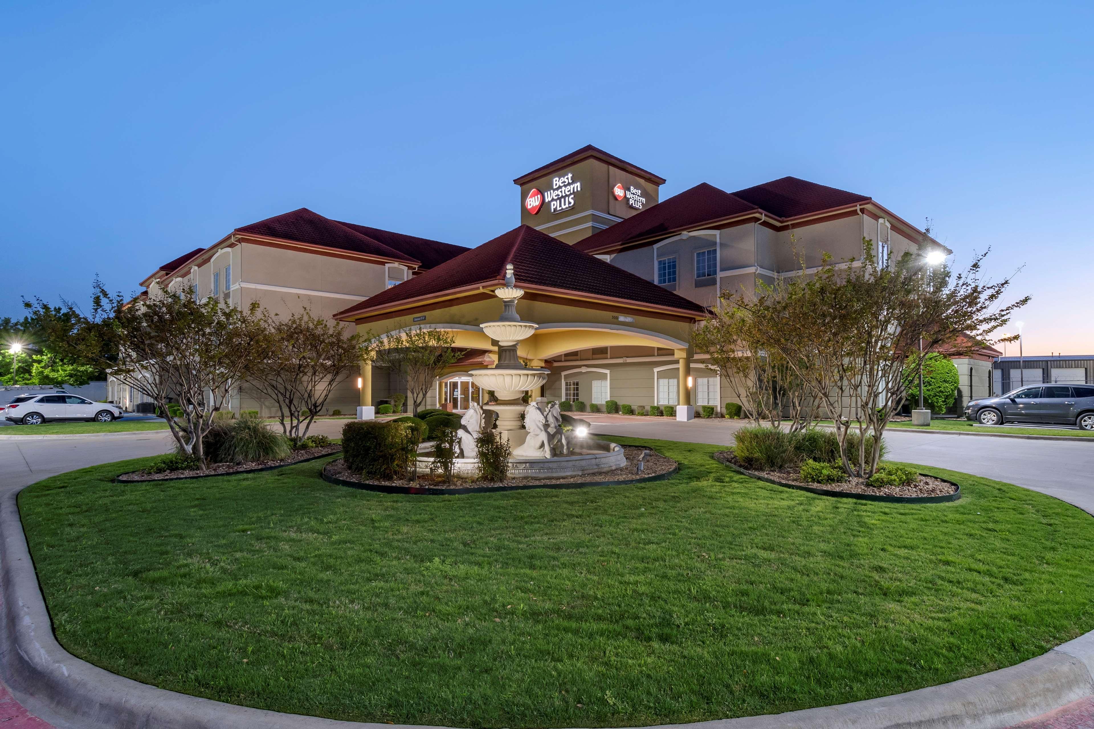 Best Western Plus Monica Royale Inn & Suites Грийнвил Екстериор снимка