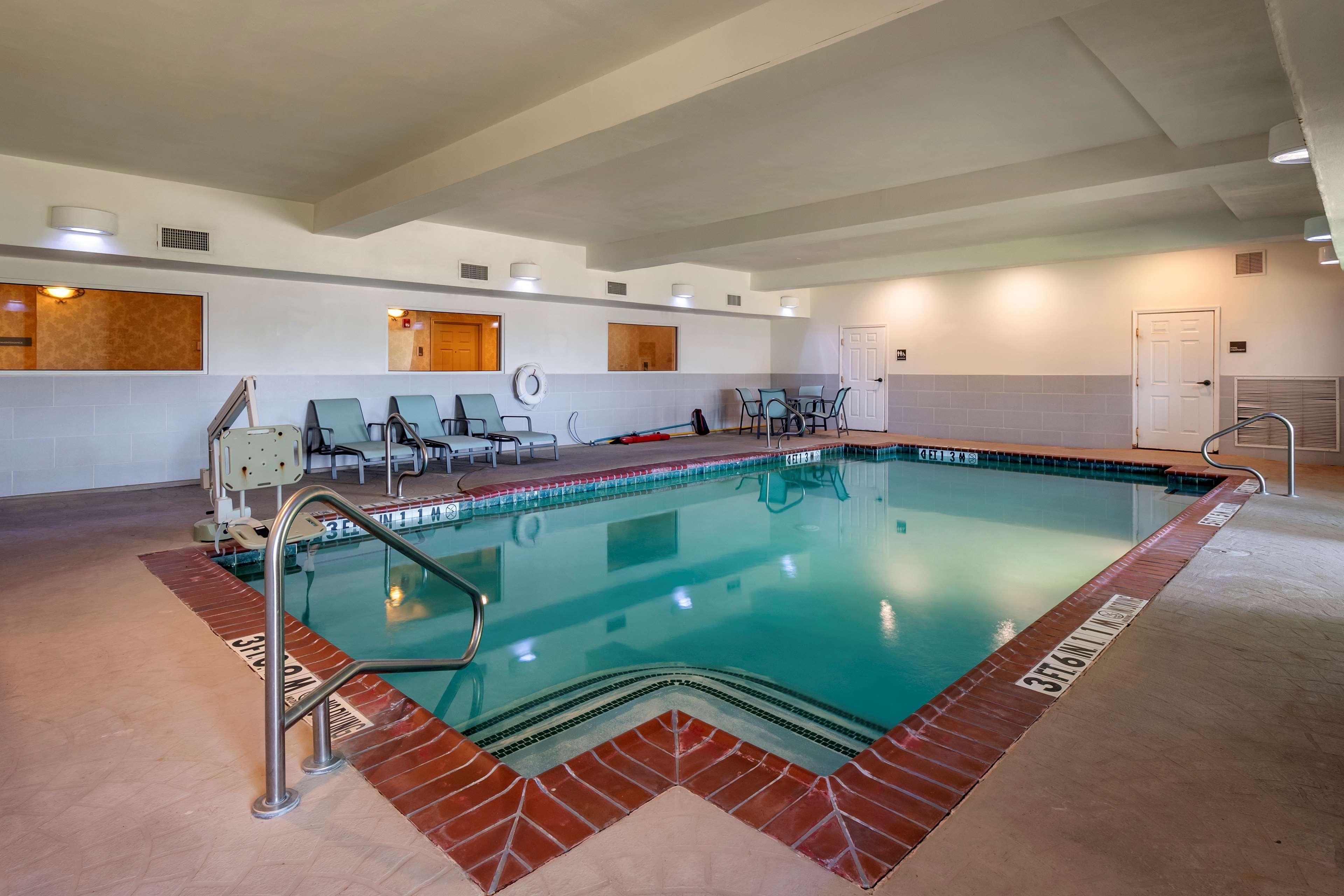 Best Western Plus Monica Royale Inn & Suites Грийнвил Екстериор снимка