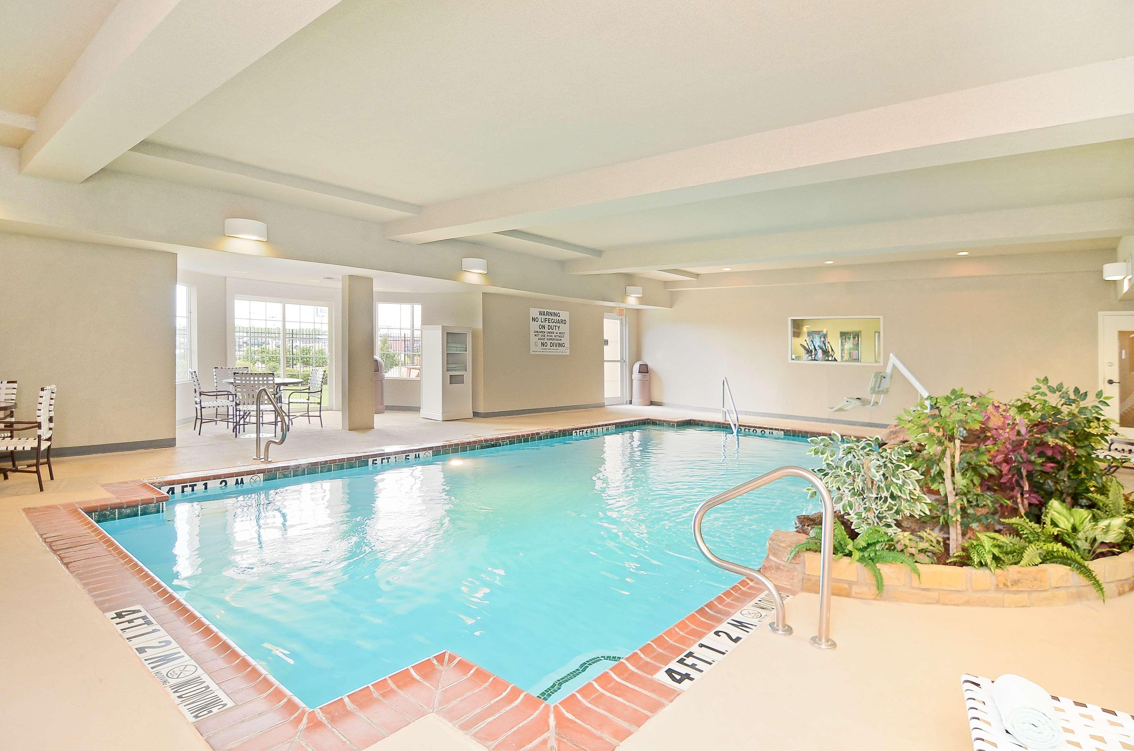 Best Western Plus Monica Royale Inn & Suites Грийнвил Екстериор снимка