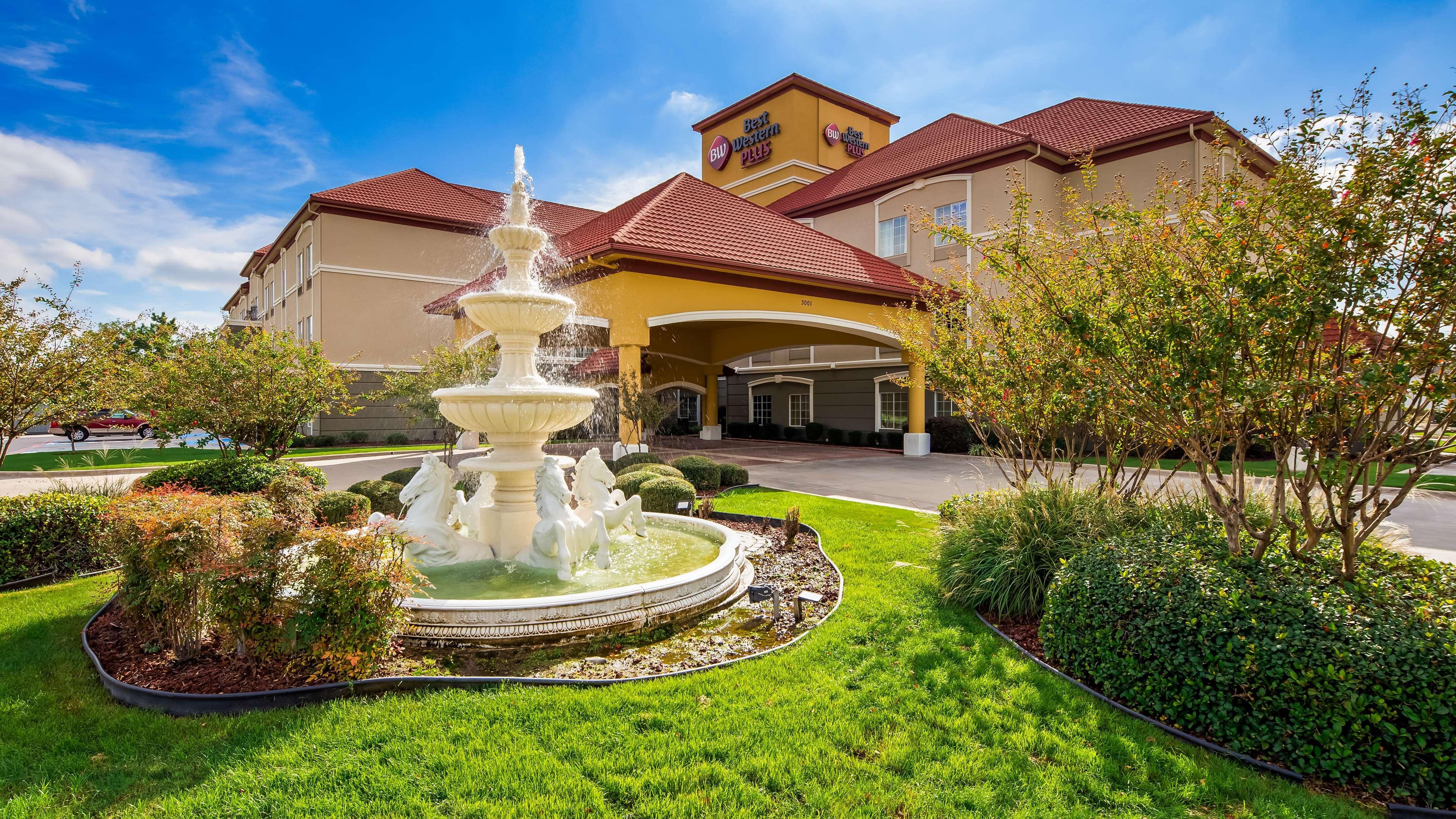 Best Western Plus Monica Royale Inn & Suites Грийнвил Екстериор снимка