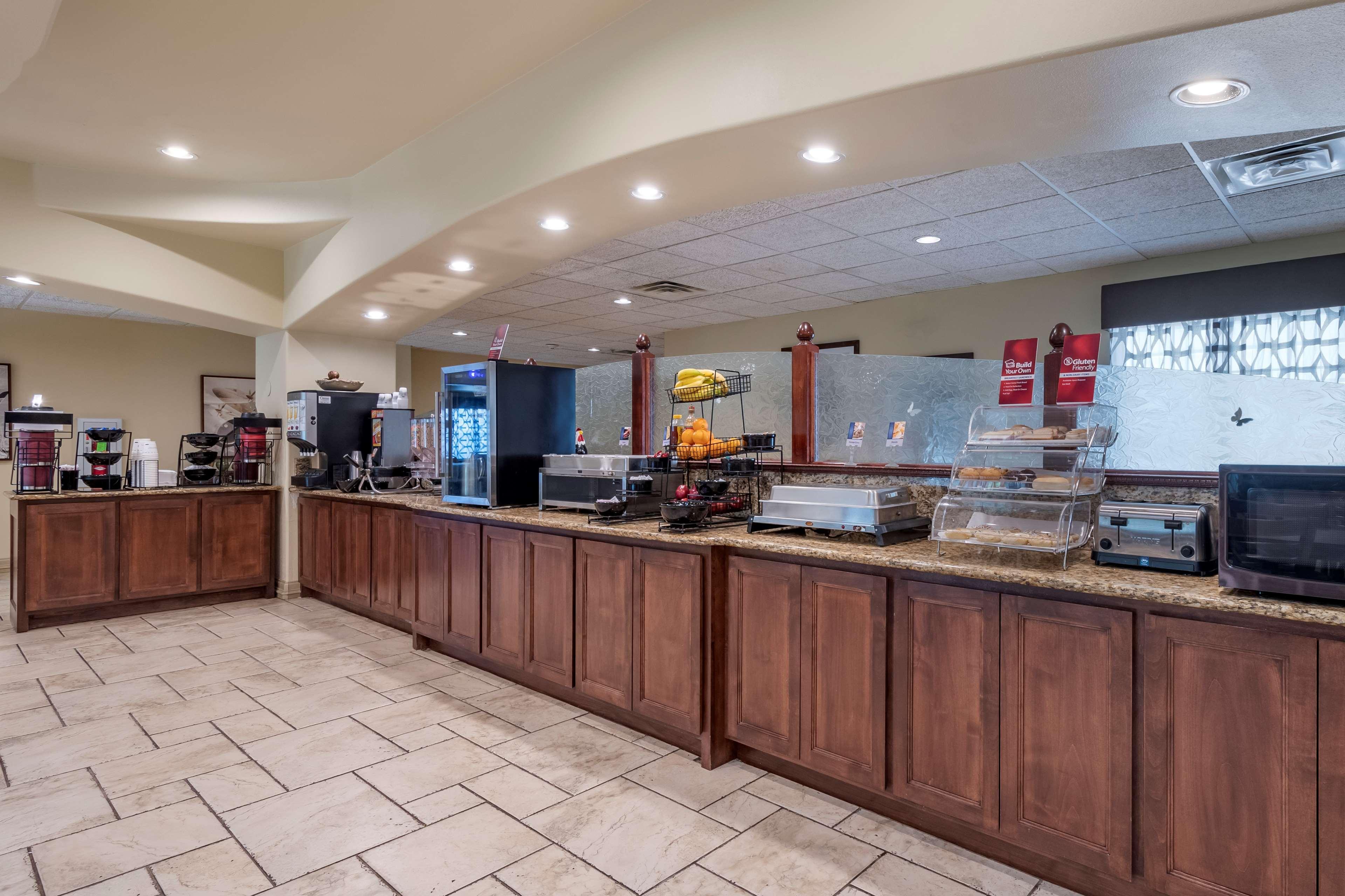 Best Western Plus Monica Royale Inn & Suites Грийнвил Екстериор снимка