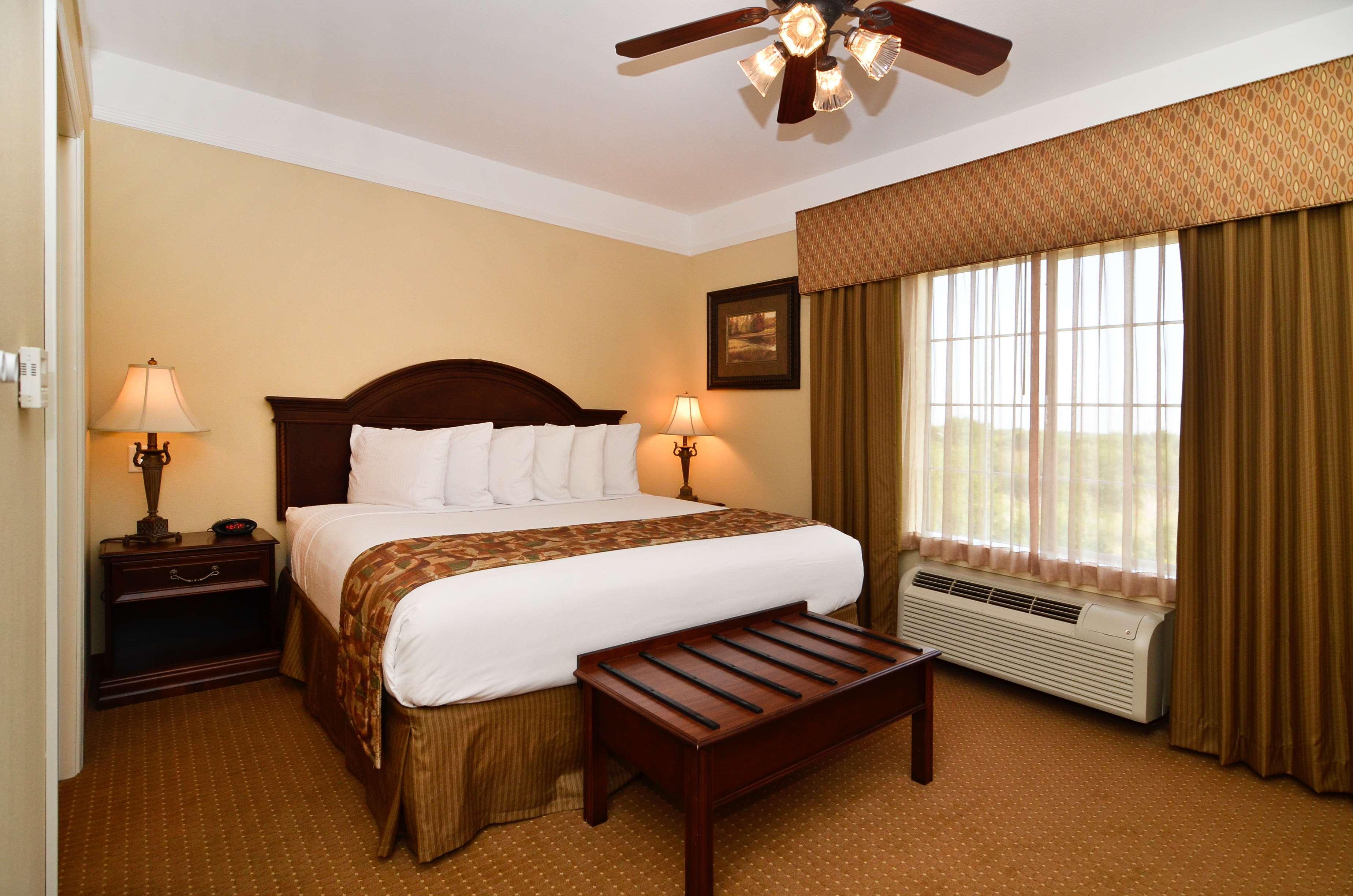 Best Western Plus Monica Royale Inn & Suites Грийнвил Екстериор снимка