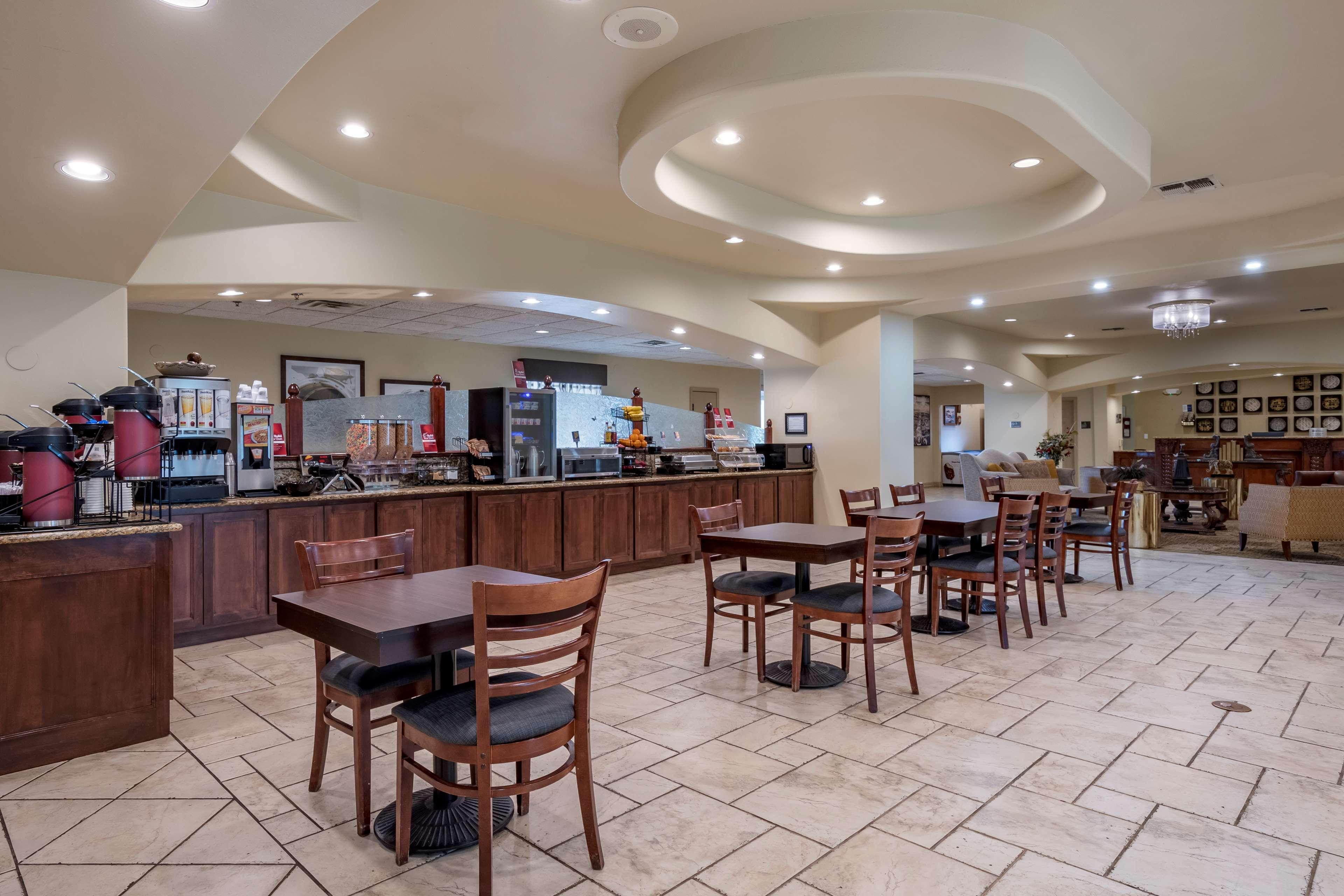 Best Western Plus Monica Royale Inn & Suites Грийнвил Екстериор снимка