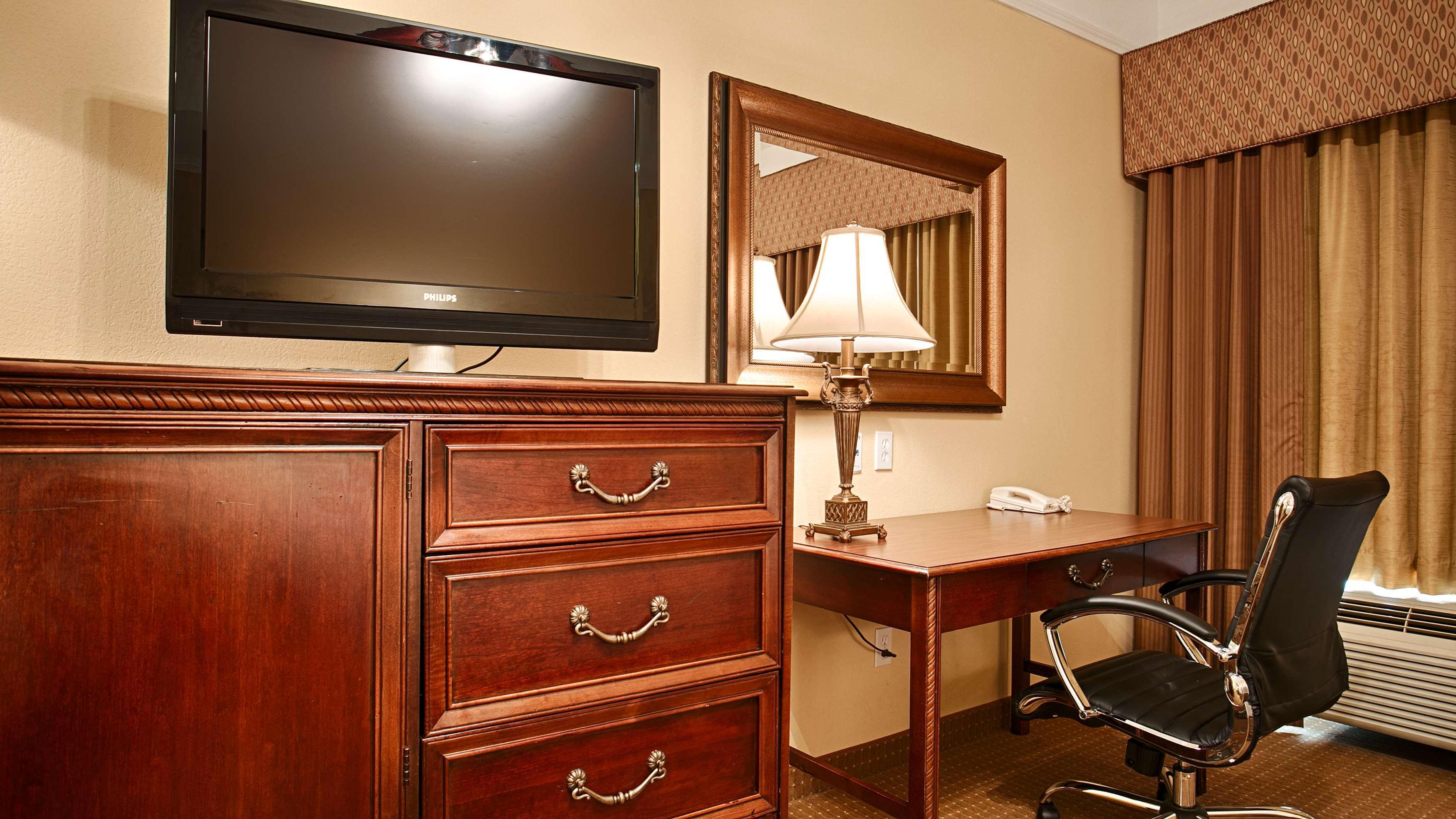 Best Western Plus Monica Royale Inn & Suites Грийнвил Екстериор снимка