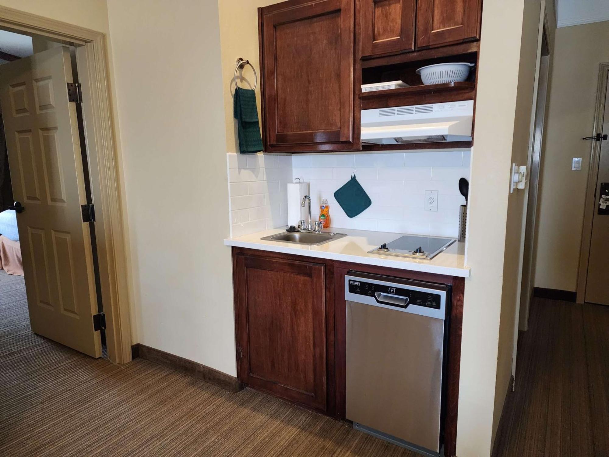 Best Western Plus Monica Royale Inn & Suites Грийнвил Екстериор снимка